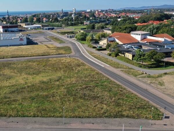 Flygbild över planerat byggområde med omkringliggande infrastruktur.