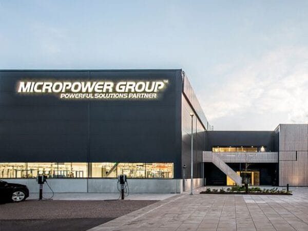 Micropower Groups anläggning med logotyp tydlig på fasaden.