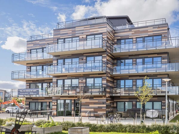 Flerbostadshus i trä och glas från GBJ bostads projekt Utsikten, beläget med närhet till havet och öppna ytor.