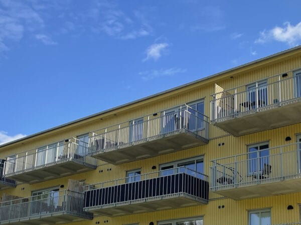 Exteriör bild av vårt gula hyresrättshus i Månsarp