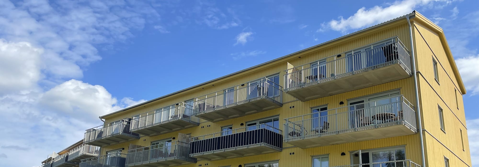 Exteriör bild av vårt gula hyresrättshus i Månsarp