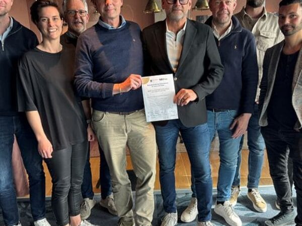 Ett team står tillsammans leende i ett kontor eller showroom