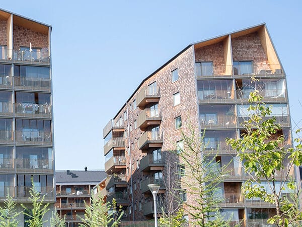 Nära vy av Geologens fasad där trä och glas samspelar – GBJ bostad visar hur trä kan användas i urbana flervåningshus.