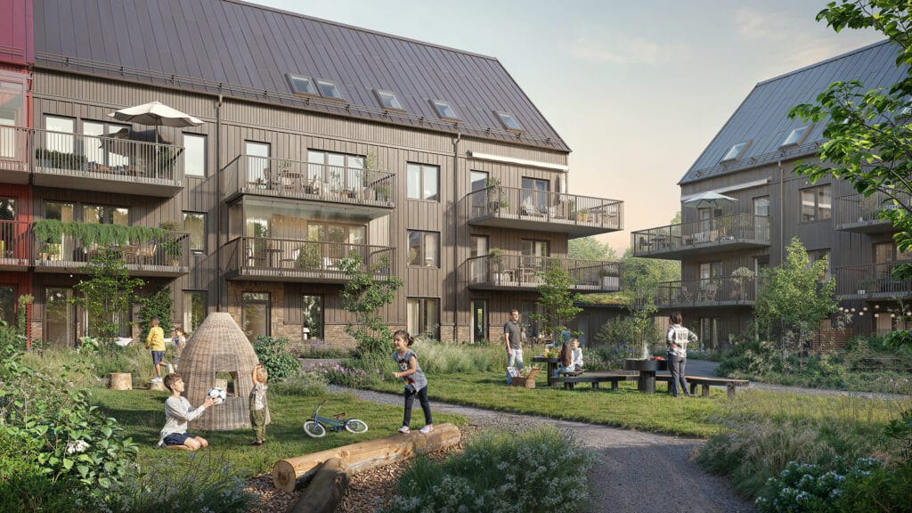 Exteriör av ängsrum i ytterby visar flerbostadshus med träfasad och balkonger där människor rör sig och umgås på innergården, omgiven av grönska och gångvägar, en trivsam boendemiljö utvecklad av GBJ bostad.