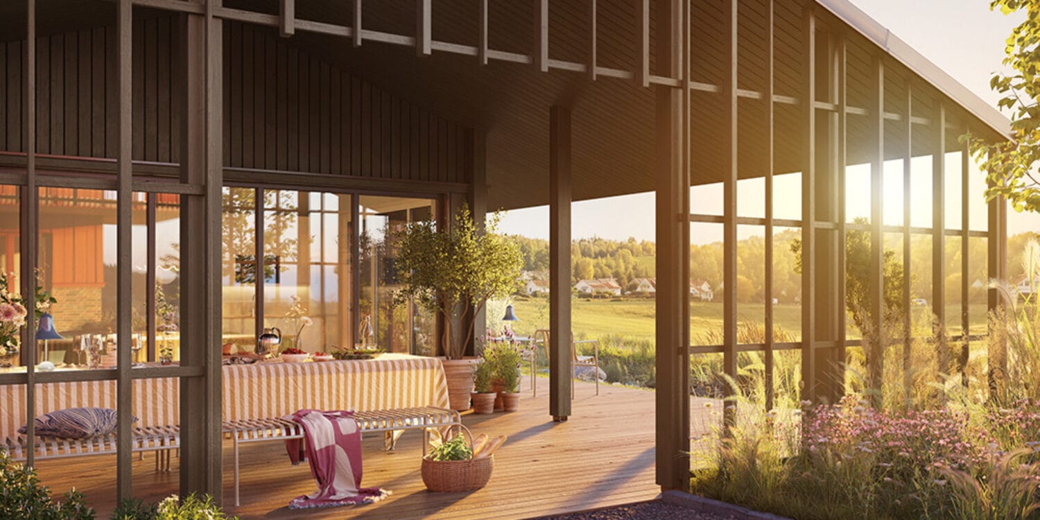 En rymlig träaltan med matbord, sittplats och planteringar ligger intill bostadens stora glaspartier och öppnar sig mot det omgivande landskapet. I Ängsrum i Ytterby har GBJ bostad skapat inbjudande miljöer för både vardag och umgänge.