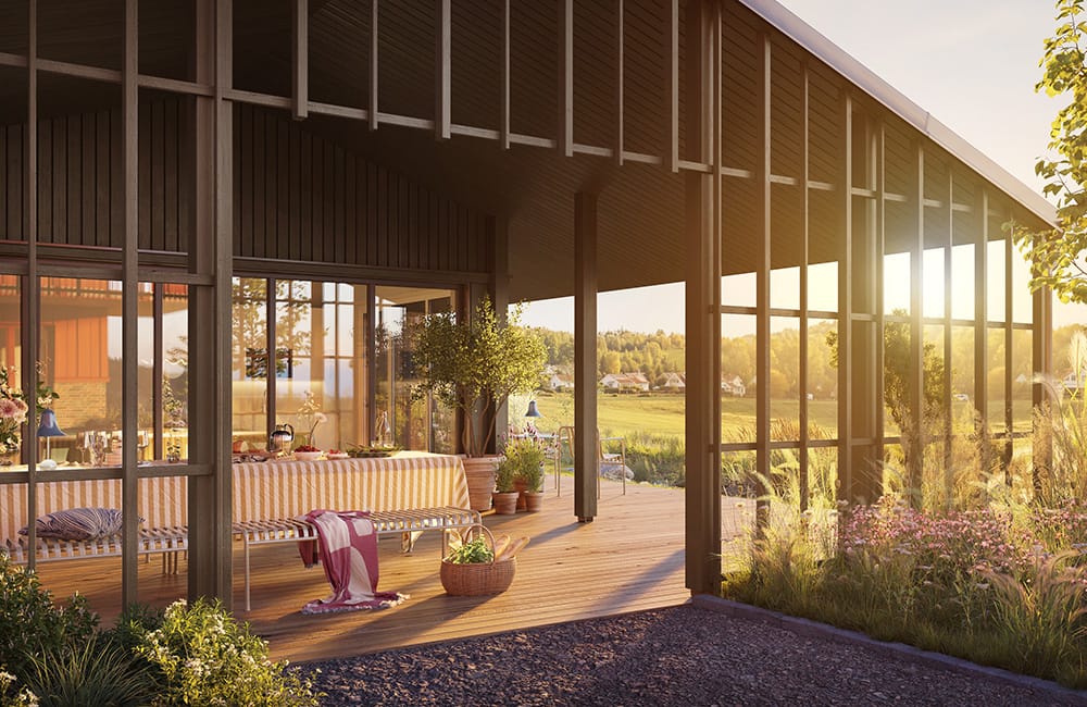 En rymlig träaltan med matbord, sittplats och planteringar ligger intill bostadens stora glaspartier och öppnar sig mot det omgivande landskapet. I Ängsrum i Ytterby har GBJ bostad skapat inbjudande miljöer för både vardag och umgänge.